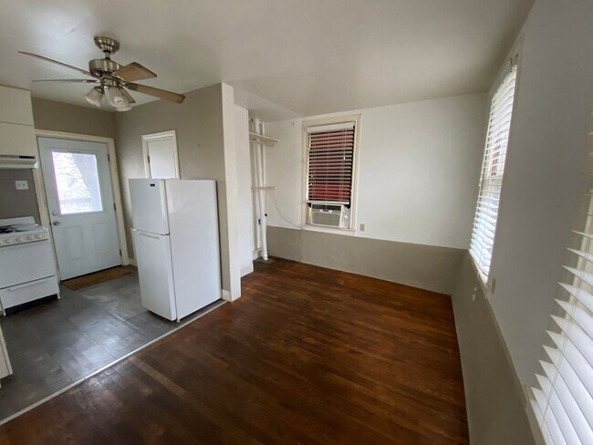 Building Photo - 300 W 37th St