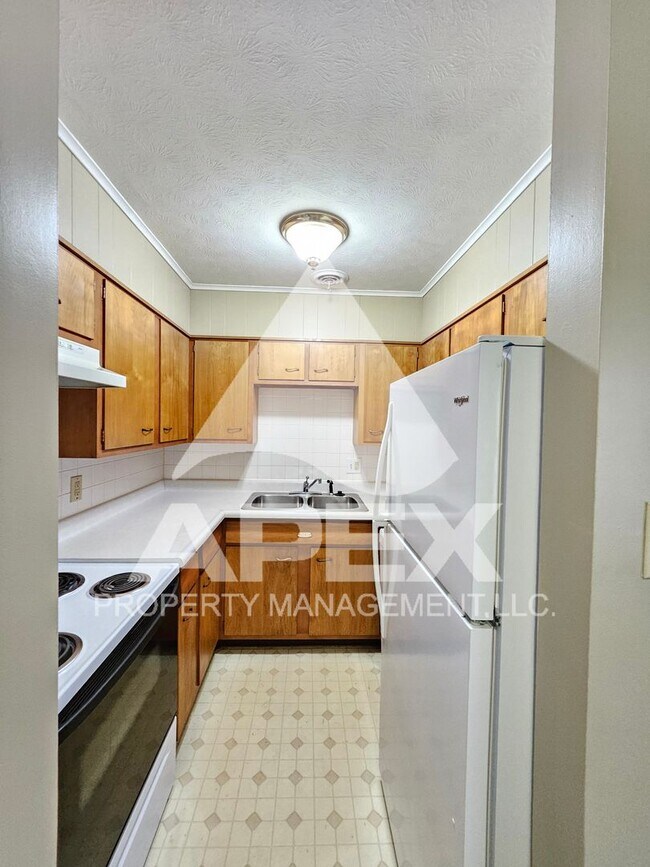 Building Photo - Spacious Top Floor 1 Bd - 1Ba Apartment in Fountain City!