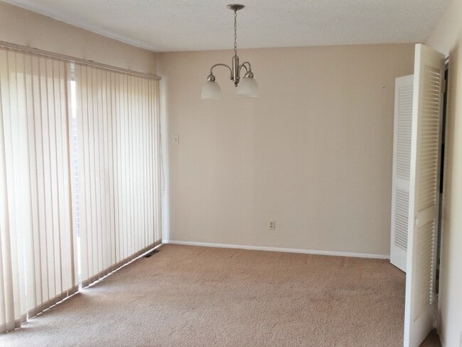 Building Photo - WonderfulTwo Bedroom/Two Bathroom Townhouse