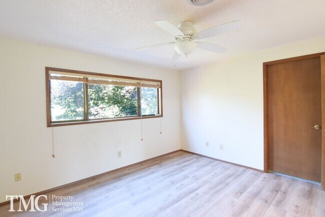Building Photo - 4075 Jefferson Pkwy