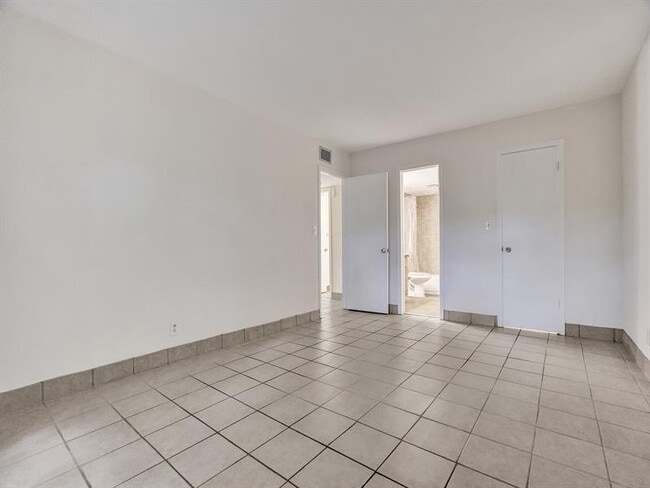Building Photo - 3115 Oakland Shores Dr