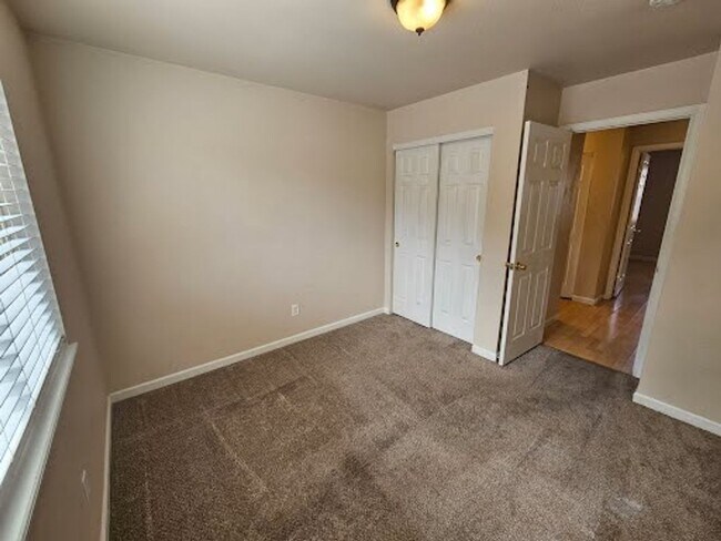 Building Photo - 3/2 Duplex with fenced yard and private courtyard