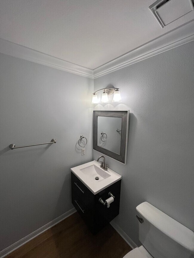 Building Photo - Modern Comfort Meets Prime Location in Vic...
