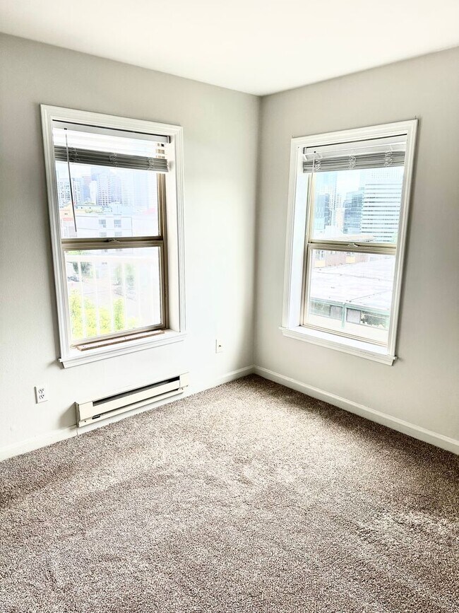 Building Photo - 1 bedroom, 1 bathroom Condo with City View!