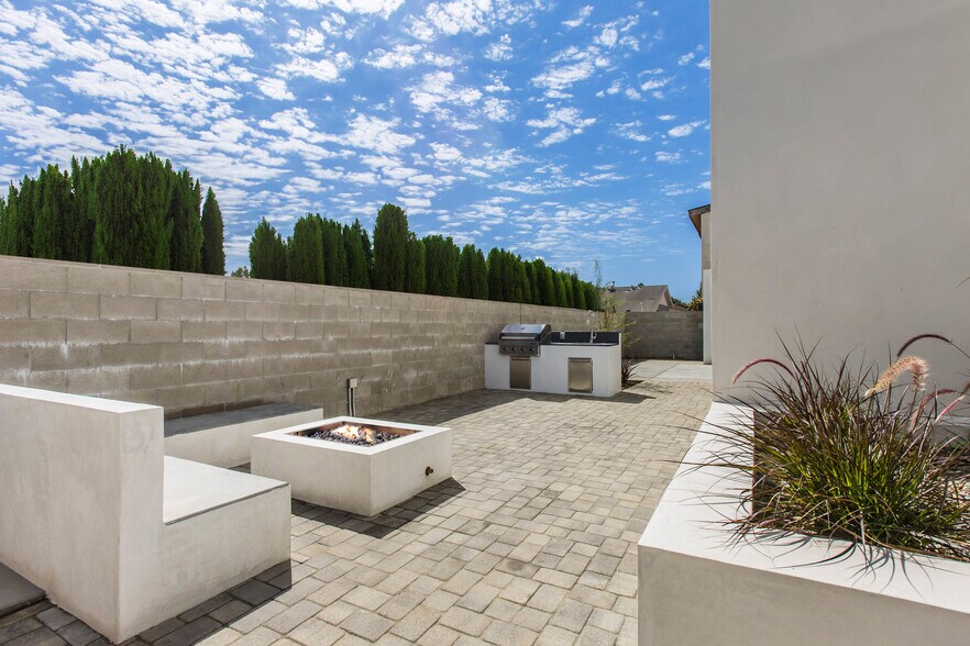 Building Photo - 10928 S Inglewood Ave