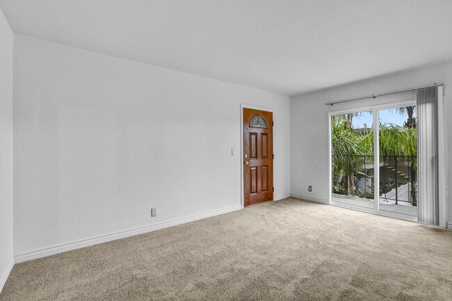 Building Photo - Upstairs 1 Bedroom Condo w/ Parking - Fresh Paint & Carpet!