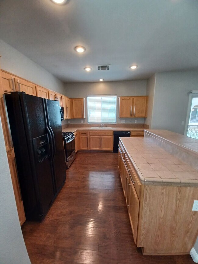 Building Photo - Spacious Tri-Level Home with 4 Bedrooms & ...