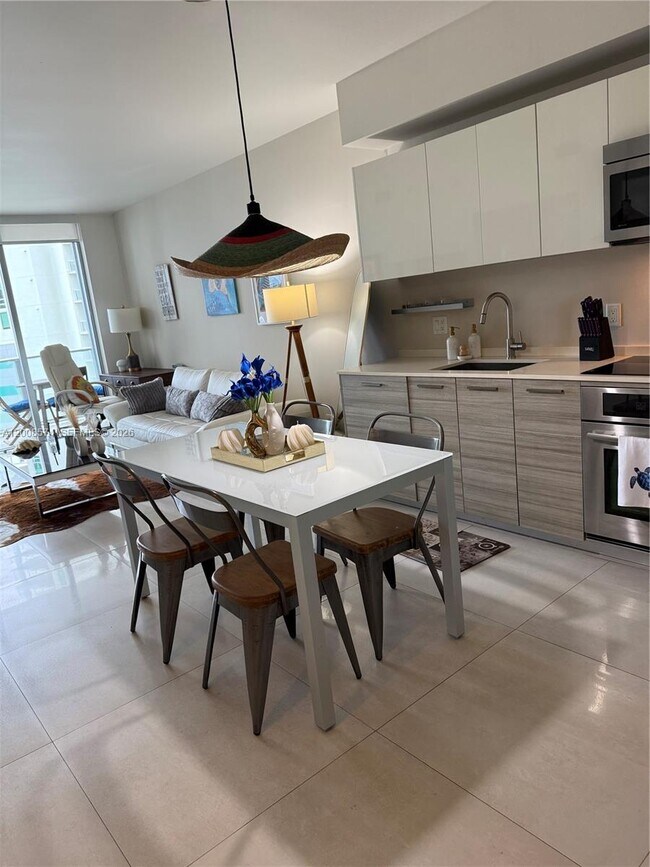 Building Photo - 1300 Brickell Bay Dr