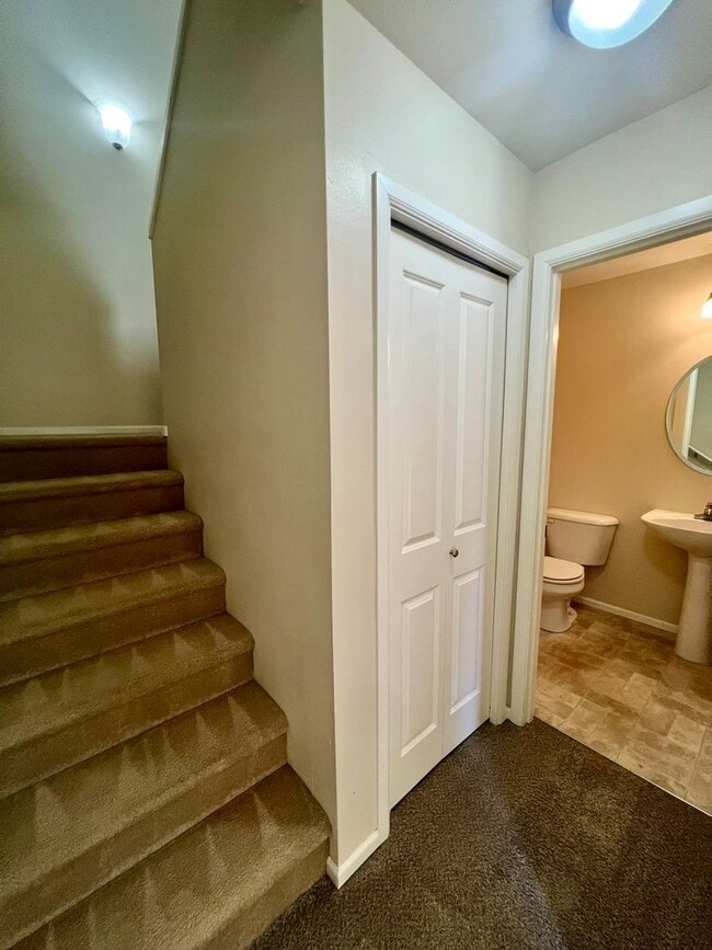 Building Photo - 2-Story Townhouse