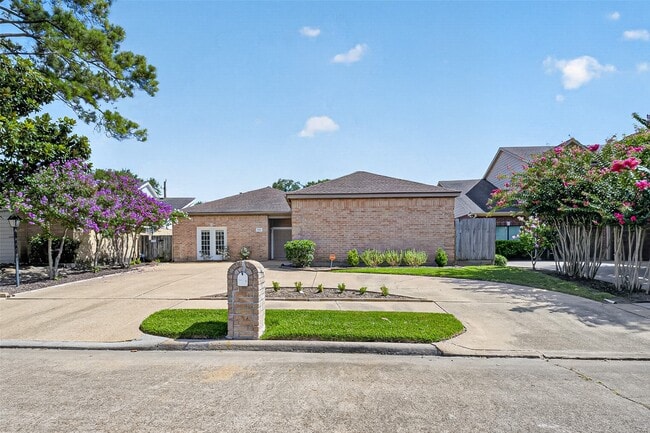 Building Photo - 10310 Chevy Chase Dr