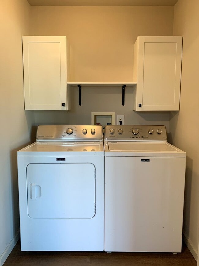 Building Photo - Make This Beautiful 3-Bedroom Townhouse Yo...
