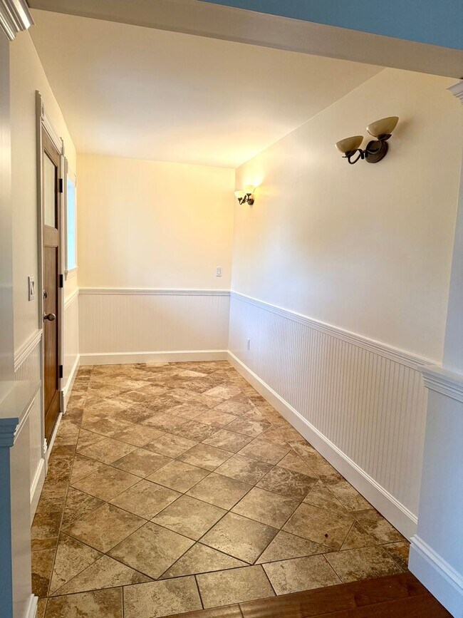 Building Photo - $2,400 / 2 BR - Beautifully Updated Home in Desirable Alameda Neighborhood