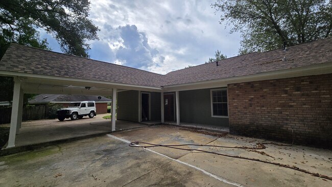Building Photo - 405 Brentwood Dr