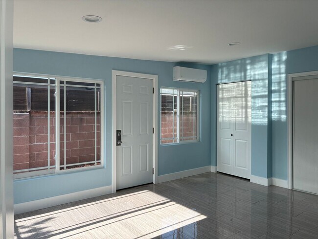 Building Photo - 5 Bedroom 4 Bath House in Garden Grove