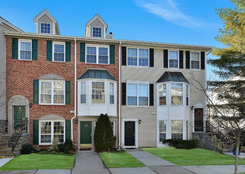 Building Photo - 732 Pepperidge Rd