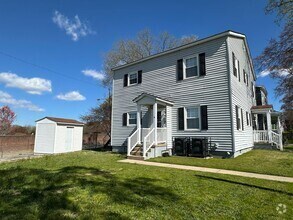 Building Photo - 2 Bedroom 1 Bath Upper Level unit-Close to...