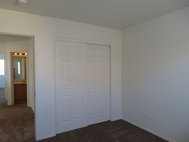 Building Photo - Great 2-Story Home