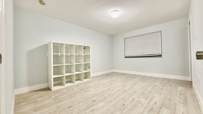 Building Photo - Spacious 3/3 Townhouse with Lake View – Sa...