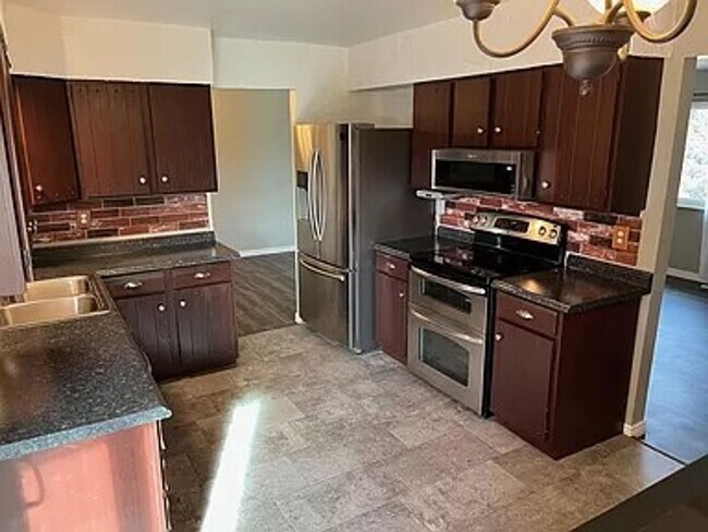 Building Photo - Spacious Home on a Large Lot in Villa Loma...