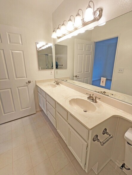 Building Photo - 4454 Coldwater Canyon Ave