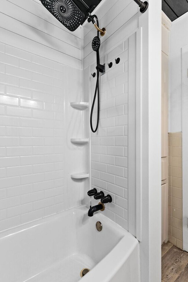 Building Photo - $500 off first months rent
