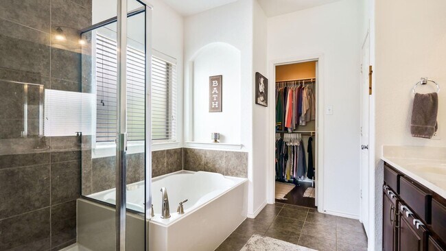 Building Photo - Beautiful 3 bedroom 2 bath and an office w...