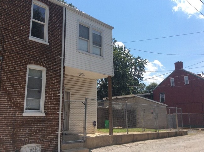 Building Photo - 1st Floor Efficiency Yotk City