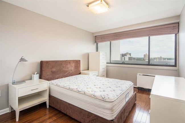 Building Photo - 1600 Center Ave