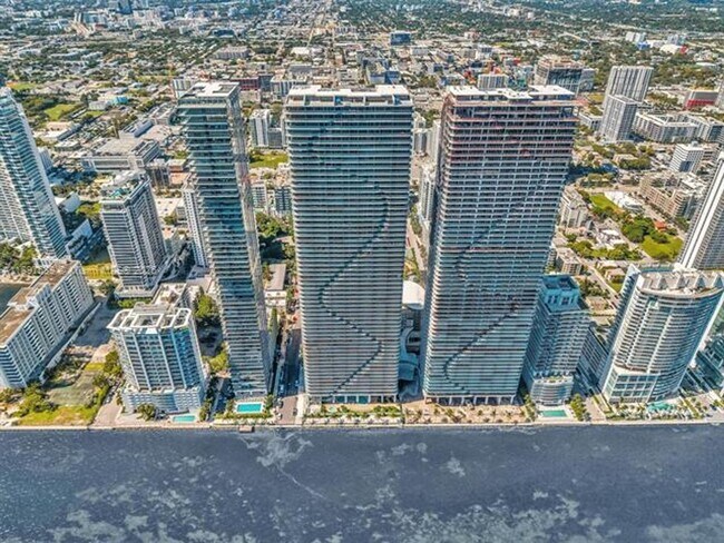 Building Photo - 700 NE 24th St