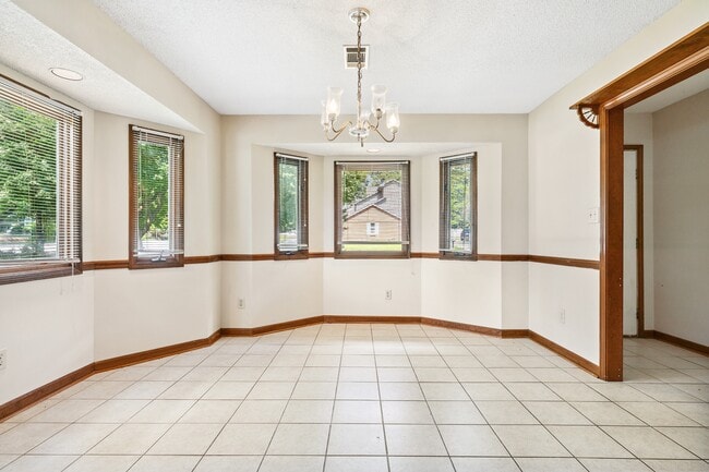 Building Photo - 2804 Briar Hill Ln SE