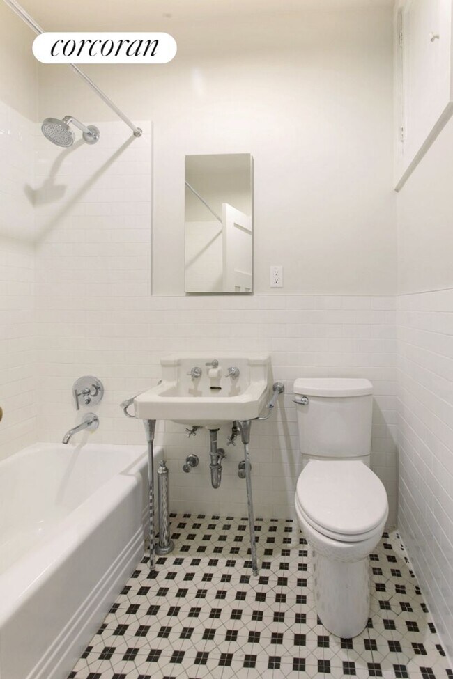 Building Photo - 634 3rd St