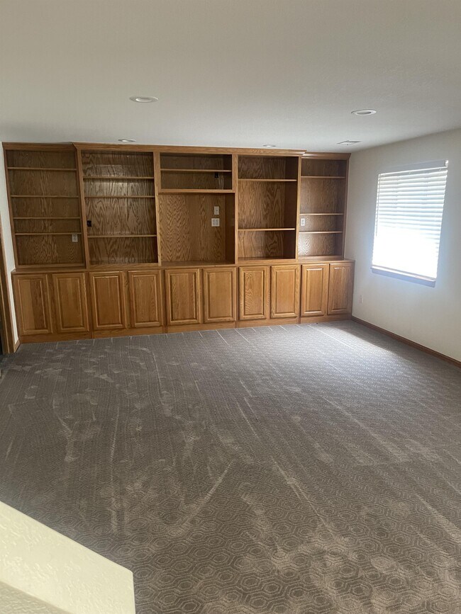 Building Photo - 1107 Hawkeye St