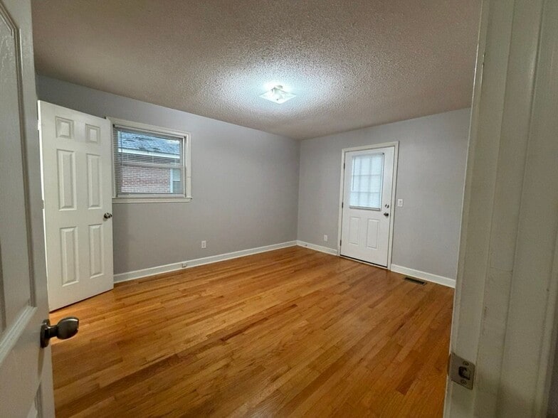 Building Photo - 818 Lynwood Dr