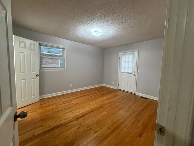 Building Photo - 818 Lynwood Dr