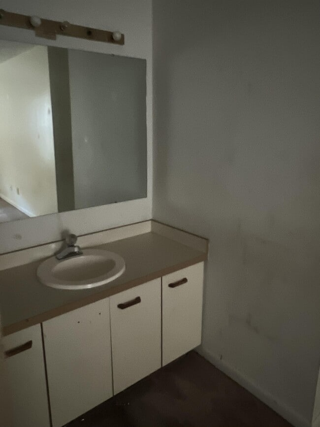 Building Photo - 6801 Willowbrook Dr