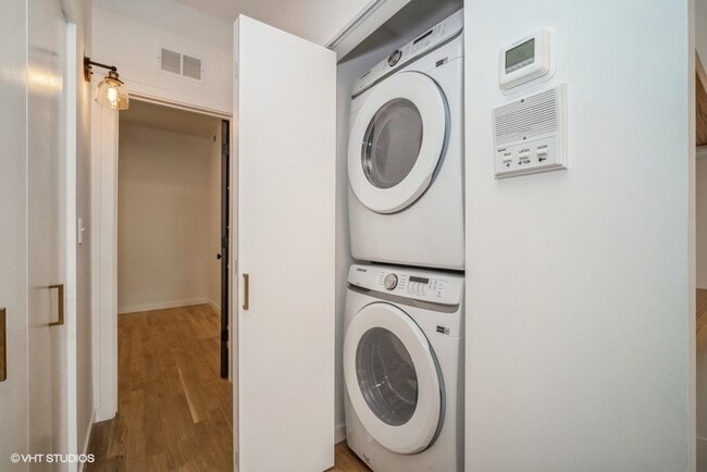 Building Photo - 908 N California Ave