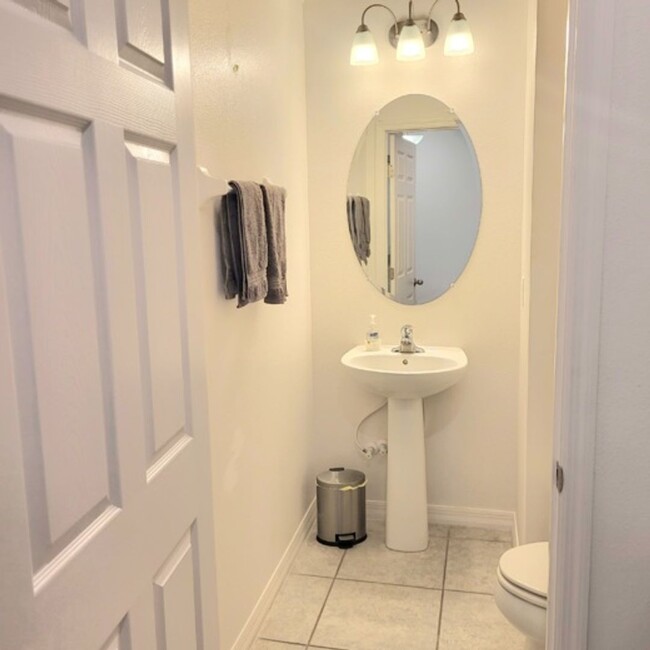 Building Photo - 3bed/2.5 Bths Townhome in Fishhawk. Lots o...