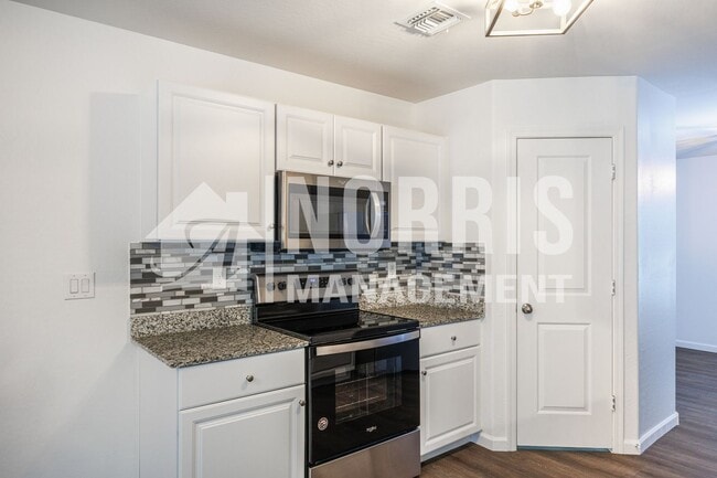 Building Photo - Beautiful Large Home Very Close to Freeway