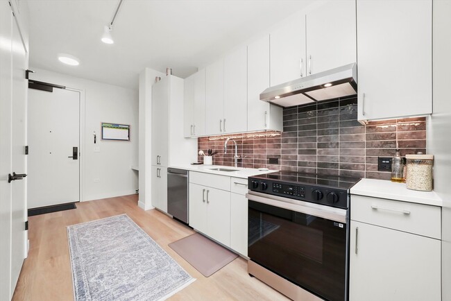 Building Photo - 1101 W Van Buren St