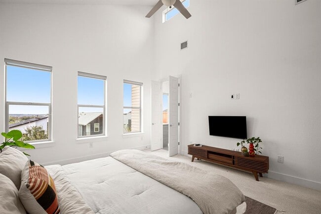 Building Photo - 6013 Florencia Ln