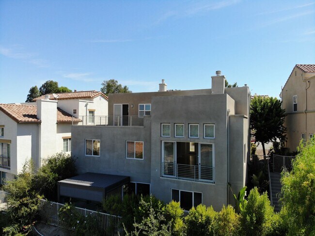 Building Photo - Modern 5-Bedroom Home with Spectacular Vie...