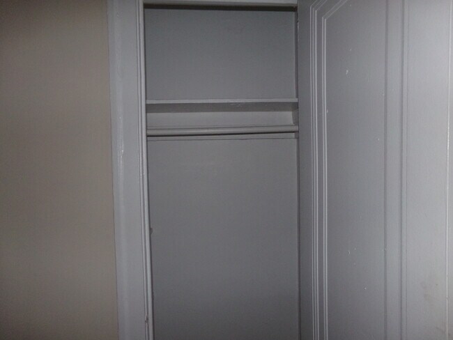 Building Photo - 6812 N Lakewood Ave