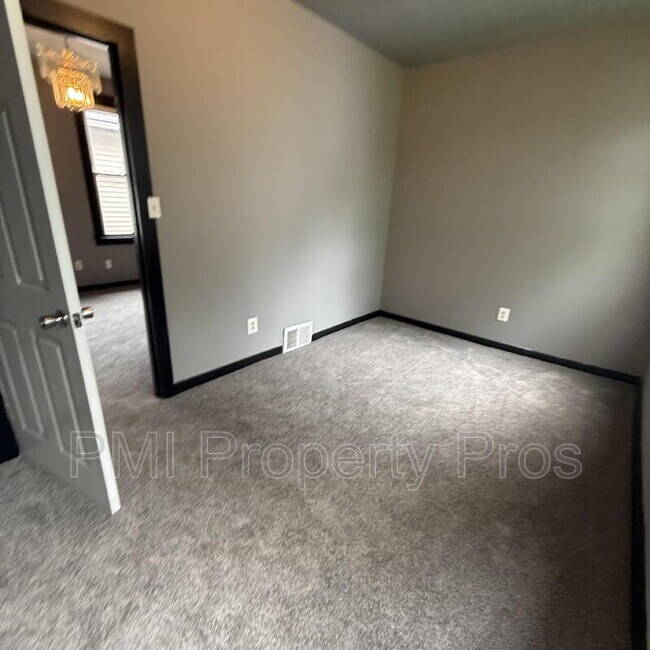 Building Photo - 3127 W Garfield Ave