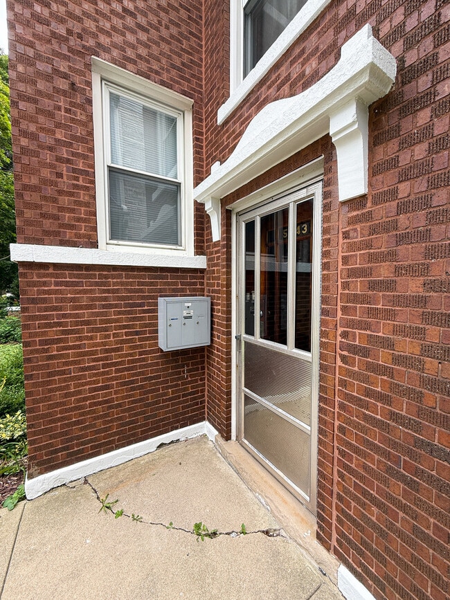 Primary Photo - 5043 W Argyle St