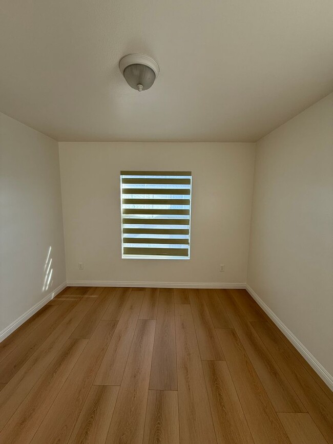 Building Photo - Remodelled 4 Bedroom Townhome for Lease in...