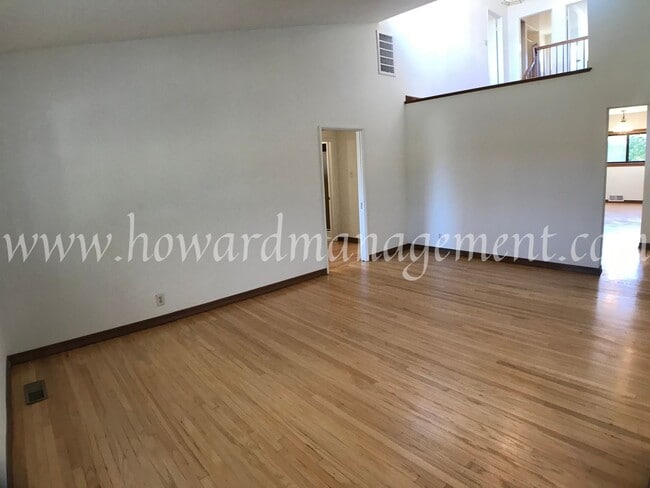 Building Photo - Two story home with newer central A/C in the Mar Vista Hills. Large kitchen, family room, and lar...