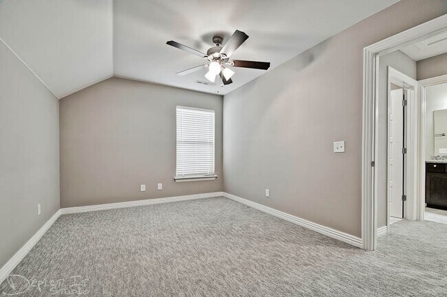 Building Photo - BEAUTIFUL BENTONVILLE HOME - LARGE FENCED IN YARD - BONUS ROOM UPSTAIRS