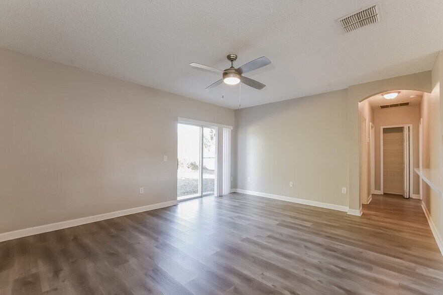 Building Photo - 627 Cotulla Dr