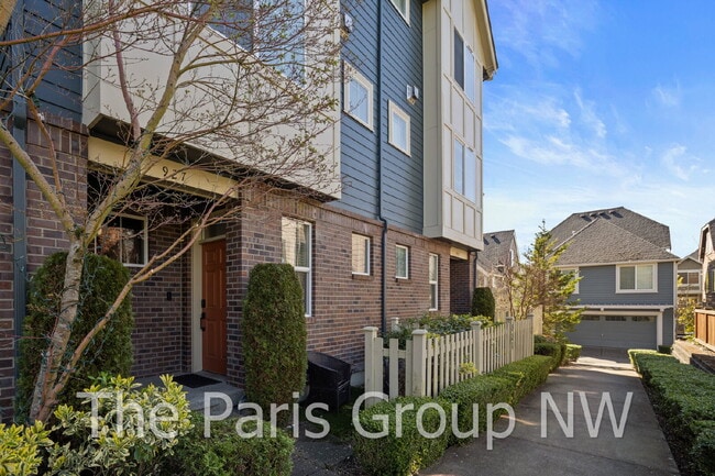 Building Photo - Stylish Model Hm in Issaquah Highlands * Park-Facing, EV Charger, Designer Upgrades & Very Walkable!