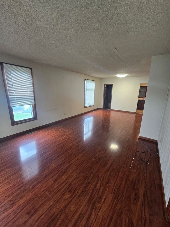 Building Photo - For Rent: Cozy 2 Bedroom, 1 Bathroom Singl...